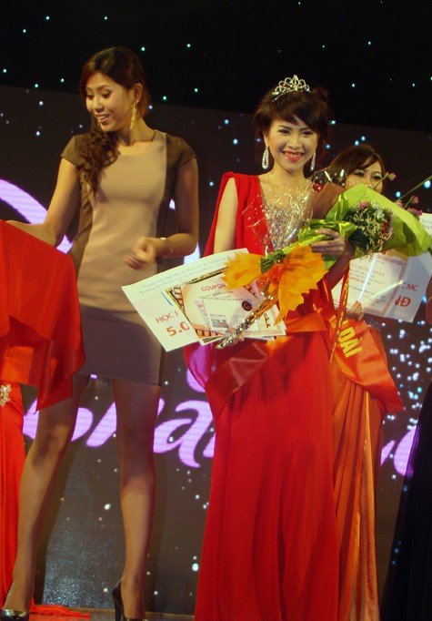 Phạm Kiều Trang giành luôn cú đúp với danh hiệu Á Khôi 2